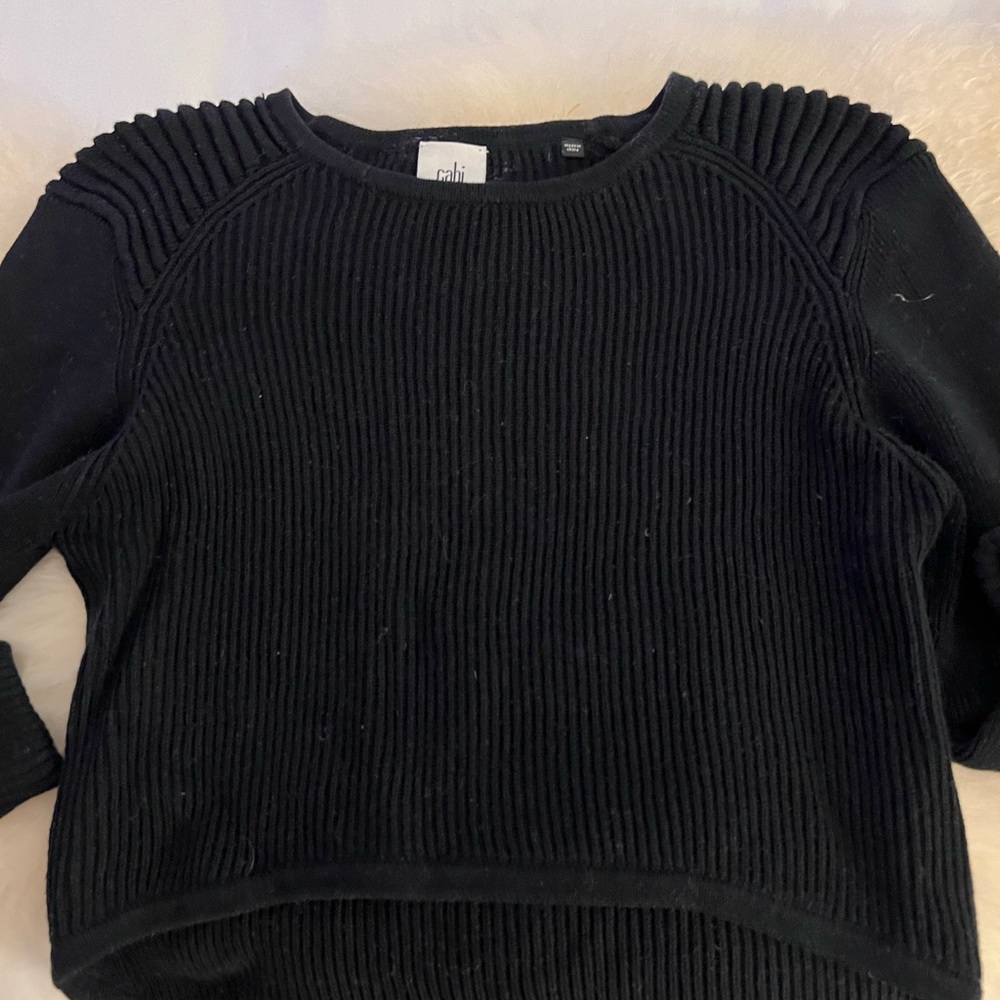 Black cropped ribbed sweater with cuffed arms